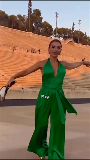 Alexandra Pascalidou | Mellan scener, kameror, mikrofoner och flygplatser fanns ni. Ni som skrev, lyssnade, peppade, skrattade och delade. Ni som bar mig när... | Instagram