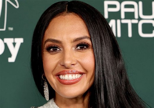 Fans Gushes Over Vanessa Bryant Sensual Fur Coat & Boots Pic