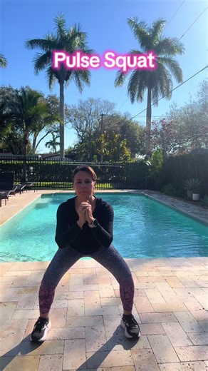 Squats! Great for your rear end, hamstring, quads. Here are two simple examples for squats, air squat, and pulses. Like in the first video, make sure you do it correctly by squatting into a 90° angle and don’t forget to tuck in your belly. #fory#foryourpagey#foryoupages#legsa#squatsr#exercise