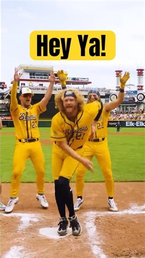Bananas just wanna dance💃🍌#heyya #outkast #dance #baseball #shorts #bananaball #savannahbananas