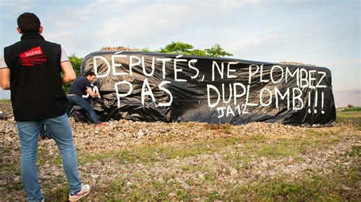 "On ne peut pas faire comme si une pétition n'avait pas réuni 2 millions de signataires": le gouvernement ne soutiendra pas la nouvelle loi Duplomb qui veut remettre sur la table un insecticide interdit