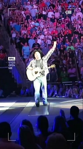 Garth Brooks Controls the Crowd Like No One Else