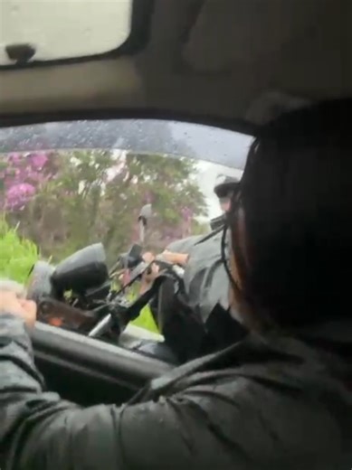 Eu só credito vendo, eu VIVENDO ainda não acredito kkkkkk #chuva #saopaulo #moto #temporal