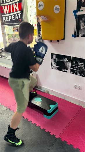 Відео користувача Dodonchuk boxing school (@dodonchukboxingschool) з композицією «Five More Hours - Deorro & Chris Brown»