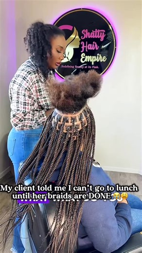 So today I kindly asked my client if I could take a quick lunch break because I hadn’t eaten all day. But she insisted that I needed to finish her hair before I go eat. 😩 Now here’s my question for you all: As stylists, are we not allowed to take a lunch break during a 4–5 hour hairstyle? Is it reasonable to expect a stylist to stand for 5–6 hours straight without eating, drinking, or resting? In every job, people take breaks. So why can’t stylists? Shouldn’t clients understand that we’re human