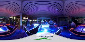 Neem een kijkje in de nieuwe Action Factory in het Heijderbos! Draai de video door je scherm te bewegen (of swipe met je vinger/muis over je scherm) en ontdek de interactieve minigolf, de bumpercars en de minicars. | Center Parcs Belgium