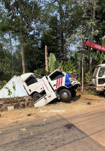 Satu unit truk towing muatan truk box gagal nanjak dan masuk sungai‼️ _ _ _ Kecelakaan tunggal satu unit towing muatan truk box pagi ini di Sigayam, kecamatan Wonotunggal, kab.Batang, sabtu, 11 juli 2026, pukul 07.30 WIB _ _ _ Diduga mengalami patah as, satu unit truk Towing dengan nopol AD-9183-RA, muatan truk Box gagal nanjak dan masuk sungai di dukuh Sigayam, desa Sigayam, kecamatan Wonotunggal, kabupaten Batang, di jalan sendang-Tulis. _ _ _ Sampai saat ini sedang dilakukan proses evakuasi u