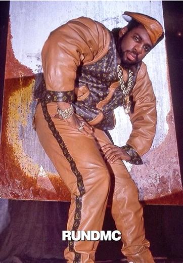 Dapper Dan: El padre del lujo callejero Antes de las colaboraciones de lujo, el streetwear nació en Harlem hackeando los logos de las grandes casas. 🧵 Dapper Dan no copiaba, elevaba el lujo a un nivel que las marcas ni entendían entonces. ¿Es hoy el streetwear de pasarela una herencia real o solo marketing? #DapperDan #HarlemFashion #StreetwearHistory #LujoUrbano