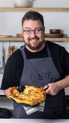 What’s your fondest memory of your mom’s cooking? For chef Ivor Jones, it’s his mom’s mushroom-and-basil pesto lasagne. He shows us how to make it and we can feel the love and nostalgia bursting through the screen! Mother’s Day is right around the corner and if you’re stilling looking for a special recipe to serve the mother figure in your life, this could be it. Find the recipe here: https://brnw.ch/21wSnXc | Woolworths TASTE Magazine