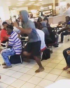 No meio do Intervalo da Escola, o cara Manda uma Dessas!!! 😱😱😱 https://www.youtube.com/watch?v=vphAMQKDFzk&t=70s Vamos Fortalecer!!!! 👊👊👊👊 Curta e Compartilhe: Mais Basquete | Mais Basquete