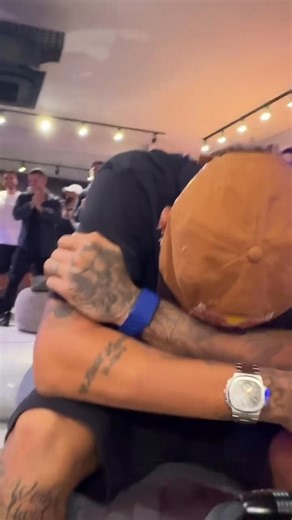 É curioso como o melhor jogador da geração seja justamente o que mais teve vontade de vestir a camisa da Seleção em todos esses anos.Geralmente, quando o cara é um nível acima, como o Neymar, ele não faz tanta questão assim por causa de todas as críticas e frustrações.Mas ele não. Ele sempre foi diferente.E talvez seja justamente isso que mais falta para nós hoje em dia. Até por isso digo que o Neymar não foi substituído por vários motivos, mas o principal é esse: ele ama MUITO mais do que todos