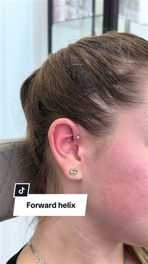 Te bevállalnál egy forward helixet?🤭 #piercingtok #fyp #piercings #forwardhelix #helix