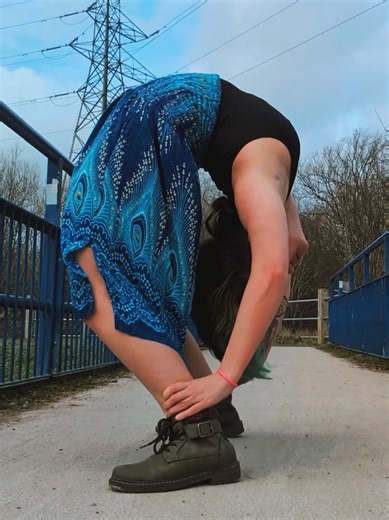 Do people still stop to look at birds? #birdsong #foryoupage❤️❤️ #fyp #contortion #contortionist
