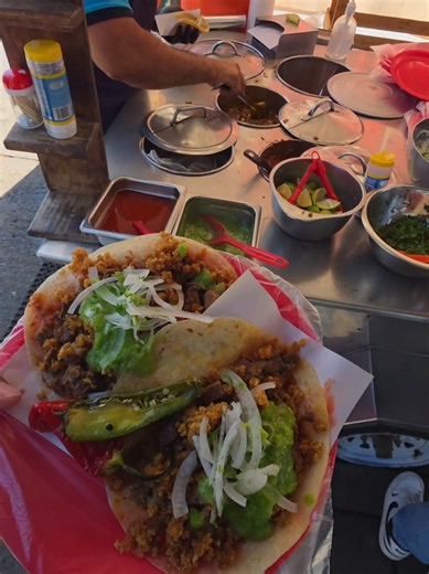Que son Tacos psicodelicos en Ensenada !! Nos recomendaron los de parque México...calle diamante todos los días abierto de 6am a 3pm Un saludo a toda la famila que nos atendió... Un taco con frijol carne en su jugo y chicharrón seco...asi son estos tacos Ensenada.... #Ensenada #tocospsicodelicos #tacos