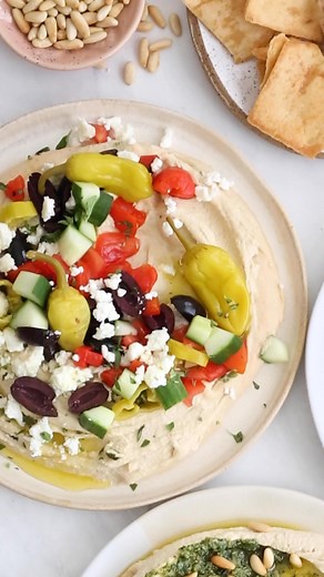 13 reactions | This Garden Greek Hummus Dip is your new go-to for a fresh, flavorful appetizer! 籠 We’re talking smooth hummus topped with tomatoes, cucumbers, olives, feta, olive oil, herbs, and more. It’s light, colorful, and bursting with Mediterranean vibes, no cooking required. Grab the recipe here: https://www.delallo.com/recipe/garden-greek-hummus-dip/ | DeLallo | Facebook