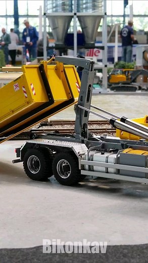 Abrollkipper #rctruck #rctrucks #modelltrucknord #hakenlift #abrollkipper #rc #rcmodel #rcmodellbau #rchobby #funktionsmodellbau #radiocontrolled #scaletruck #rclife #rcfun #rcaddict #rclovers #truck #lkw #camion #lorry #eisenbahn | Bikonkav