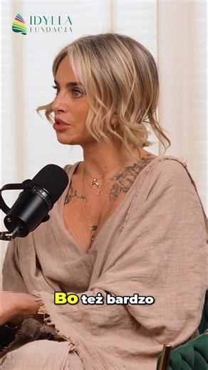 Często dajemy drugiemu człowiekowi taki dotyk, jaki sami chcielibyśmy dostać. Ale czy na pewno tego pragnie Twoja bliska osoba? Czas na nową komunikację w sypialni. #komunikacja #dotyk #relacje #potrzeby #związek #świadomarelacja #iżnk #JuliaMikołajczyk #KasiaNast