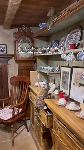 Une boutique Beatrix Potter adorable en Angleterre 🐰🌷 Si vous aimez l’univers de Béatrix Potter et Pierre Lapin, vous devez absolument visiter The House of the Tailor of Gloucester ✂️ C’est une petite boutique historique qui a inspiré l’auteur pour son livre du même nom et qui était autrefois la boutique d’un tailleur. Aujourd’hui elle abrite une adorable boutique et un petit musée gratuit sur l’univers de Béatrix Potter 🧑‍🌾 Vous allez pouvoir y acheter des souvenirs comme des livres, peluch