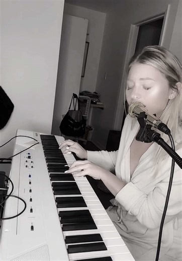 Live Performance of 'I Can't Make You Love Me'