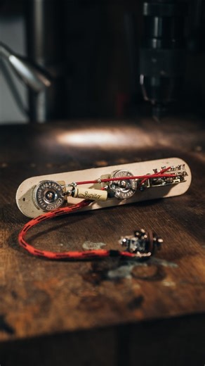 Quand le câblage devient une pièce d’orfèvrerie. Ce kit pré-câblé Custom Telecaster 4 positions (chevalet / parallèle / manche / série) a été réalisé sur-mesure pour une guitare sans plaque de contrôle métallique. Chaque composant a été choisi pour sa précision et sa musicalité : • Potentiomètres CTS Emerson Custom • Condensateur Jupiter Vintage Tone • Câblage Hi-Fi cuivre haute pureté blindé • Soudures à l’argent • Montage ajusté à l’épaisseur de la cavité bois Un soin particulier a été apporté