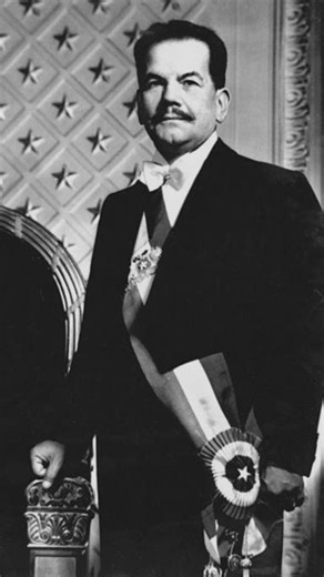 En 1938, Pedro Aguirre Cerda asumió un Chile herido: crisis política tras el Seguro Obrero, dependencia del salitre y el cobre, y un mundo al borde de la guerra. No era militar. Era profesor. Y entendió que gobernar no es administrar lo que hay, sino construir lo que falta. Tras el terremoto de Chillán en 1939, no eligió la caridad momentánea. Impulsó la Corporación de Fomento de la Producción para transformar la estructura productiva del país: industria, electricidad, acero, planificación estat