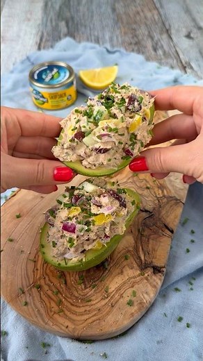 How to make Lemon Pepper Tuna Salad Stuffed Avocados #wildplanet #tunarecipe #lunchideas #tuna