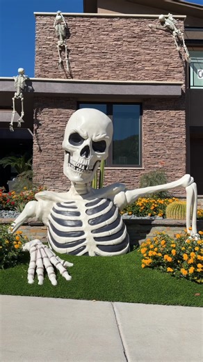 Viral Skeletons 💀💀 This house made the News and wins the internet this year. Between the coldplay kiss cam skeleton couple and the 6 7 phrase (Six Seven), these skeletons are keeping up with the trends this Halloween #humor #trendingpost #decorations | Getti