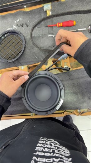 Cambio de altavoces en Ferrari Sí, incluso en un Ferrari el sonido es muy mejorable. Prestaciones brutales por fuera… pero el audio de serie no siempre está a la altura. @audison_official ¿Te lo esperabas? #ferrari #sonido #caraudio #coche #instalacion | madrid audio