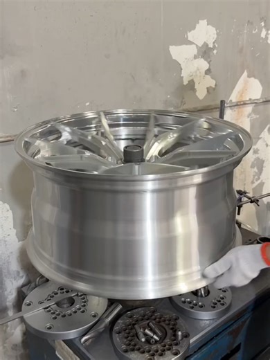 Wheel dynamic balancing testing ensures that the wheel's mass is evenly distributed during high-speed rotation, resulting in smoother vehicle operation, reduced vibration, and decreased wear on tires and suspension systems. This improves high-speed stability and safety. Wheels that have undergone dynamic balancing testing produce less noise, offer a more comfortable ride, and demonstrate the supplier's machining precision and quality control capabilities. This reduces after-sales risks for custo