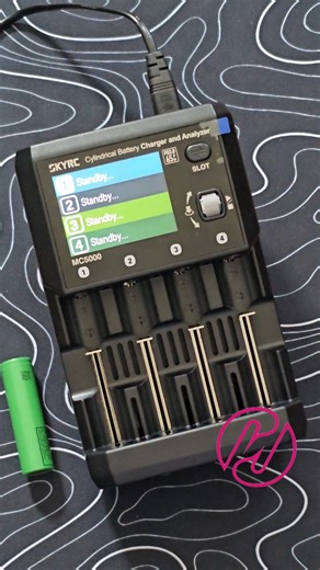 【 專業玩家終極武器！SKYRC MC5000 電池充電分析儀 🔋】 💥 唔想再估估下粒電有幾耐壽命？💥 無論你是高端電筒迷、模型發燒友，還是單純想善待你嘅電池，呢部 MC5000 都能給你「匠人級」的精準控制！ 🌟 【 重點功能 一眼看清 】🌟 🔄 全能支援：Li-ion、LiFe、NiMH... 幾乎市面所有圓柱電池都食得晒！由 AAA 到 32700，44種尺寸全部充到。 🎛️ 六合一模式：充電、放電、儲存、循環、更新、活化。唔止充電，仲可以幫舊電池「復活」同檢測健康！ 📊 數據一目了然：2.8 吋彩色大螢幕，即時顯示充電曲線、電壓、電流。手機 App (iOS/Android) 遙距監控一樣得！ ❄️ 冷靜穩定：主動散熱系統，長時間工作都保持低溫，安全又耐用。 💡 額外驚喜：內置 65W USB-C 輸出，可以同時幫你部手機/電腦快充！ 🔋 電池健康檢查：精準檢測電池內阻，真正評估電池壽命，淘汰壞電池，唔使再靠估！ 🎯 點解你需要 MC5000？ 👉 想延長心愛設備的電池壽命 👉 玩航模、高階電筒等，需要極致性能與安全 👉 有一堆不同類型的電池，需要