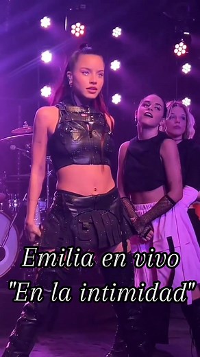 #Emilia baila el #challenge #enlaintimidad en vivo #❤️ #shorts #emiliamernes #emiliaedit #parati #callejerofino #emiliaenlaintimidad #❤️❤️ #bigote #lyrics #tioografia