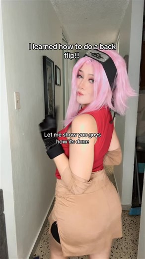 Natylikespizza Cosplay on Instagram: "Learn from the experts 💅🏻✨ (YES I KNOW ITS NOT HER HEADBAND 🤣) • • #narutoshippudencosplay #narutoshippuuden #naruto #sakura #sakurauchiha #sakuracosplay #narutosakura #cosplay #cosplayer #animecosplay #meme #tutorial"