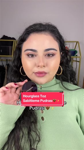 Birlikte Hourglass’ın toz sabitleme pudrasını deneyelim🌸 Ürünün tam adı Hourglass Mini Veil Translucent Setting Powder✨ Markanın ülkemizde birkaç mini ürünü olmasına rağmen ürünlerinin tamamı henüz satılmıyor. Blurleme konusunda oldukça başarılınir pudra, makyajımı çıkarana kadar makyajım pürüzsüzlüğünü korudu; ancak bu etkileri alabileceğiniz Türkiye’de satılan birçok marka olduğu için birçok alternatifi var diyebilirim💕 Videoda sponsor ya da reklam yoktur, kişisel deneyim ve görüşlerimi içer