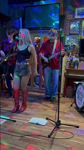 Rock n roll at the Tara inn 😘 ‪@jennarosebc‬