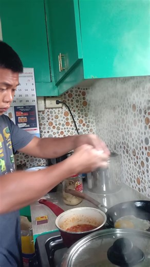 Kuya Kenneth cooked eggs using little beef fat. Beef fat (tallow) offers benefits like providing stable, heat-friendly fats for cooking and containing fat-soluble vitamins ((A, D, E, K)) that support immune function and bone health. It can be used as a moisturizer for the skin, though its effectiveness for all skin conditions requires more research and dermatologists suggest alternative options. Beef fat also contains conjugated linoleic acid (CLA), which may aid in weight management, and its co