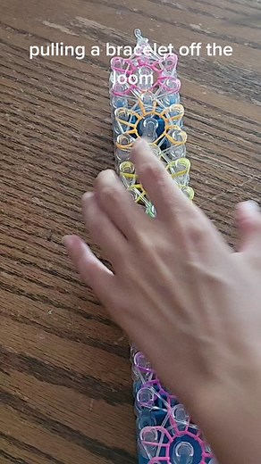 this is called a flower power bracelet! #rainbowloomforever #rainbowloom2022 #rainbowloomcreations #rainbowloom #rainbowloomsquad #rainbowloombracelets #bracelets #fyp