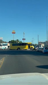 42K views · 156 reactions | MANIOBRAS PROHIBIDAS Guaymas, Sonora. Sin importarle en lo más mínimo afectar la fluidez en la circulación en esa importante intersección, el operador de esta grúa, al circular de oriente a poniente por la calzada Agustín García, Lopez, de pronto viró a su izquierda para ingresar al bulevar Benito Juárez, donde tuvo que realizar hasta dos maniobras para poder lograr su cometido… ¿Qué le parece? | Ahora Sonora | Facebook