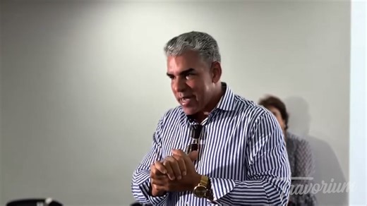 El Poder del Compromiso Hace ocho años, Camilo Peraza dijo sí a una oportunidad que cambiaría todo. Cuando se unió a Travorium en 2018, la empresa solo operaba en dos países — Estados Unidos y Canadá — y contaba con apenas tres vacaciones disponibles. Para 2019, ese número se duplicó a seis. No tenía una gran visión ni un plan maestro. Lo que tenía era fe. Y con la bendición de Dios, abrazó la oportunidad que tenía frente a él. Lo que comenzó pequeño empezó a crecer más allá de lo que podía imag