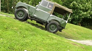【ランドローバー シリーズ 1 テストドライブ】 リボーンプロジェクトで現代に蘇ったシリーズ1。この自動車史上最も重要なモデルの一つの試乗を通じて先人たちの冒険者魂、開拓者精神を体感します。動画全篇をYouTubeで見る > http://bit.ly/2tTMW36 | Range Rover
