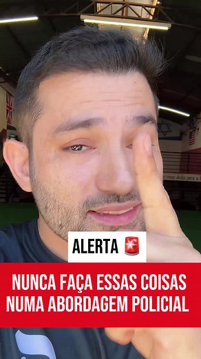 Sua “gracinha” de dois segundos é o caminho mais curto para ser arrastado para o camburão na frente de todo mundo🚨 O policial não está ali para medir ego com você. Dez anos dentro do sistema e na perícia me ensinaram algo que poucos confessam: o policial não aborda por azar, ele aborda por anomalia. Ele caça o desvio de comportamento. O seu “deboche” ou o seu “medo excessivo” são sinais vermelhos que te colocam no radar instantaneamente. Se você quer seguir seu caminho sem ser parado ou humilha