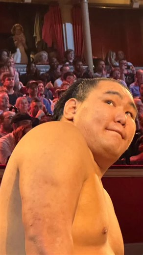 Hoshōryū London Champion 🏆🇬🇧 I still can’t believe he was standing right next to me ringside before his final bout. Throughout his time in the UK, he completely won over the London crowd with his charisma, respect, and sumo spirit. A truly deserved winner. 倫敦大会の横綱・豊昇龍🏆 決勝戦の前、まさか自分のすぐ横に立っていたなんて！ 滞在中ずっとロンドンの観客を魅了し、その品格と闘志を見せてくれました。 本当にふさわしい優勝でした。 #豊昇龍 #大相撲 #相撲 #ロンドン #Hoshoryu #Sumo #GrandSumoLondon #横綱 #FutagoyamaFansInLondon | Futagoyama Beya UK Fans