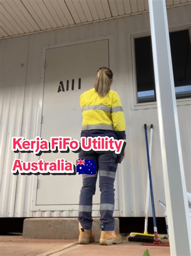 🧹 MAU KERJA FIFO UTILITY (CLEANING CAMP) DI AUSTRALIA? INI RINGKASANNYA! 🇦🇺 Kerja FIFO Utility / Cleaning Camp di tambang Australia sering jadi pintu masuk paling realistis buat pemula. Kerjanya fokus kebersihan & dapur, tapi gaji dan fasilitasnya serius. Ini poin pentingnya👇 ✅ 1. Visa adalah Kunci Contoh paling umum untuk pemula: Working Holiday Visa (WHV). ✅ 2. Sertifikat Wajib (Basic Tickets) Bisa apply saat sampai di Ausie 🇦🇺 • White Card • SIM (nilai plus, sering dicari) ✅ 3. Tugas Ut