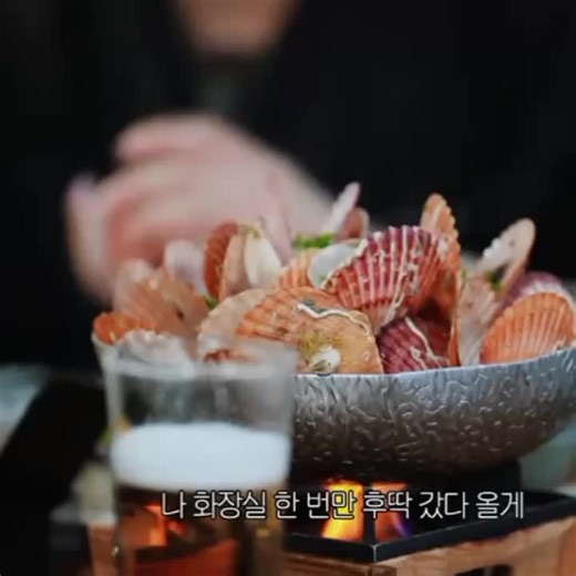 The way Lino looks at Hyunjin after they return from the bathroom says it all #hyunjin #leeknow #hyunho #هيونهو #هيونهور