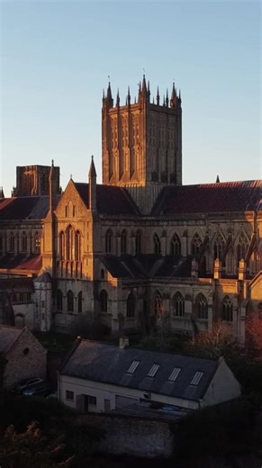 Golden hour at Wells Cathedral ☀️🏰 One of our favourite moments of the day, as the sun sets over this iconic building in Wells. #visitwells #dronevideo #wellscathedral #sunset #historicalplaces