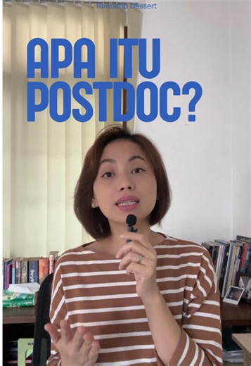 Postdoctoral itu S4? 🤔 Bukan ya… Postdoctoral (postdoc) adalah posisi kerja riset setelah PhD, bukan jenjang kuliah baru dan tidak memberikan gelar tambahan. Pada fase ini, seorang peneliti sudah dianggap mampu melakukan riset secara mandiri, tetapi umumnya masih bekerja dalam proyek yang dipimpin oleh Principal Investigator (PI) sebagai bagian dari transisi menuju peneliti independen. Di banyak negara, postdoc merupakan tahap penting dalam karier akademik karena: • merupakan posisi profesional