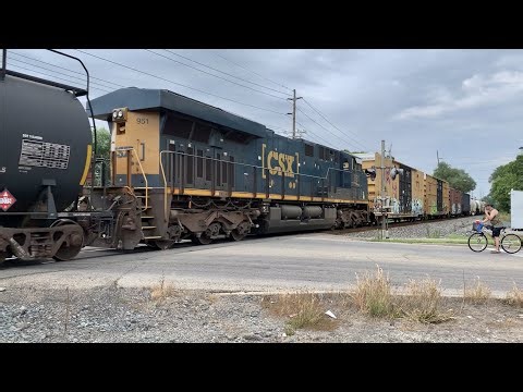 Train Changing Tracks After Waiting For 2 Trains, Happy Crew Flies By & CSX Trains With DPUs In Ohio