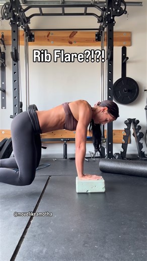 Ya’ll… rib flare ain’t just about the ribs... It’s about what’s happening around the rib cage, too — especially the muscles that are supposed to support, wrap, and MOVE with it. When those pieces aren’t playing nicely together… hello flare 😅 One of the biggest players here? ✨ Your scapula learning to wrap around your rib cage ✨ Your serratus getting the length activation it needs ✨ Your ribs staying softly exhaled back instead of staying in a state of inhalation When those come together… magic 