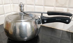 7 Best Pressure Cookers In India 2025 | Hawkins, Prestige, Pigeon and Other Brands Compared