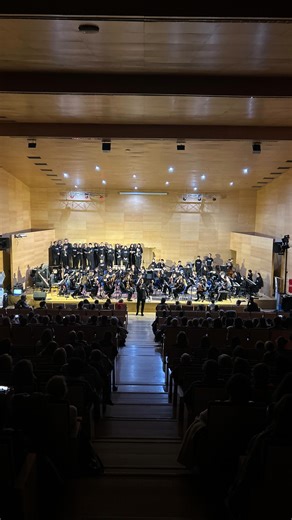 Tararea Laboratorio Musical on Instagram: "🎄 Así suena Tararea en Navidad. Nuestra orquesta y nuestro coro interpretaron “En un canasto”, un villancico muy flamenco de Así canta Jerez, con arreglo especial de nuestra directora de orquesta, Coco Blanco. Un bis lleno de compás, emoción y arte compartido para cerrar el año a lo grande. Nuestra enhorabuena a Beltrán Capote Franco, alumno que nos acompaña fielmente desde 2013 y al que queremos mucho. Mil gracias a @libertad_cdental por nuestras súpe