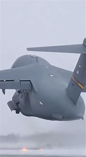 C-17 Nearly LOSES Control in Brutal Crosswind Takeoff ⚠️